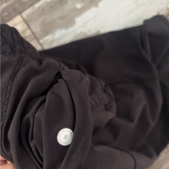 lululemon track that 5” inseam women’s shorts size 6 - Picture 3 of 3